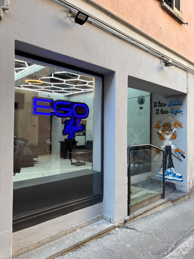 Esterno salone EGO Style parrucchiere Cantù - insegna neon